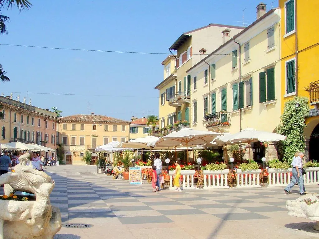Holiday Home With Nicely Decorated Interior Near Lake Garda ラツィーゼ イタリア